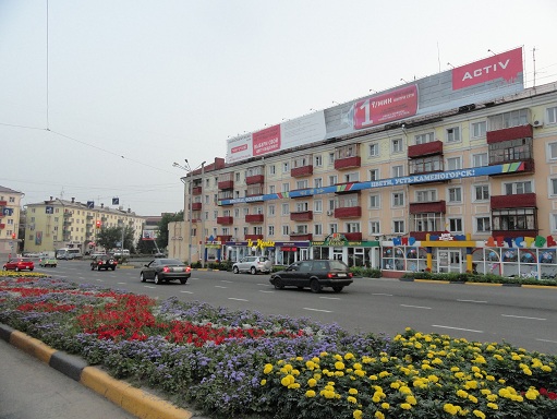 Город утопает в зелени и цветах